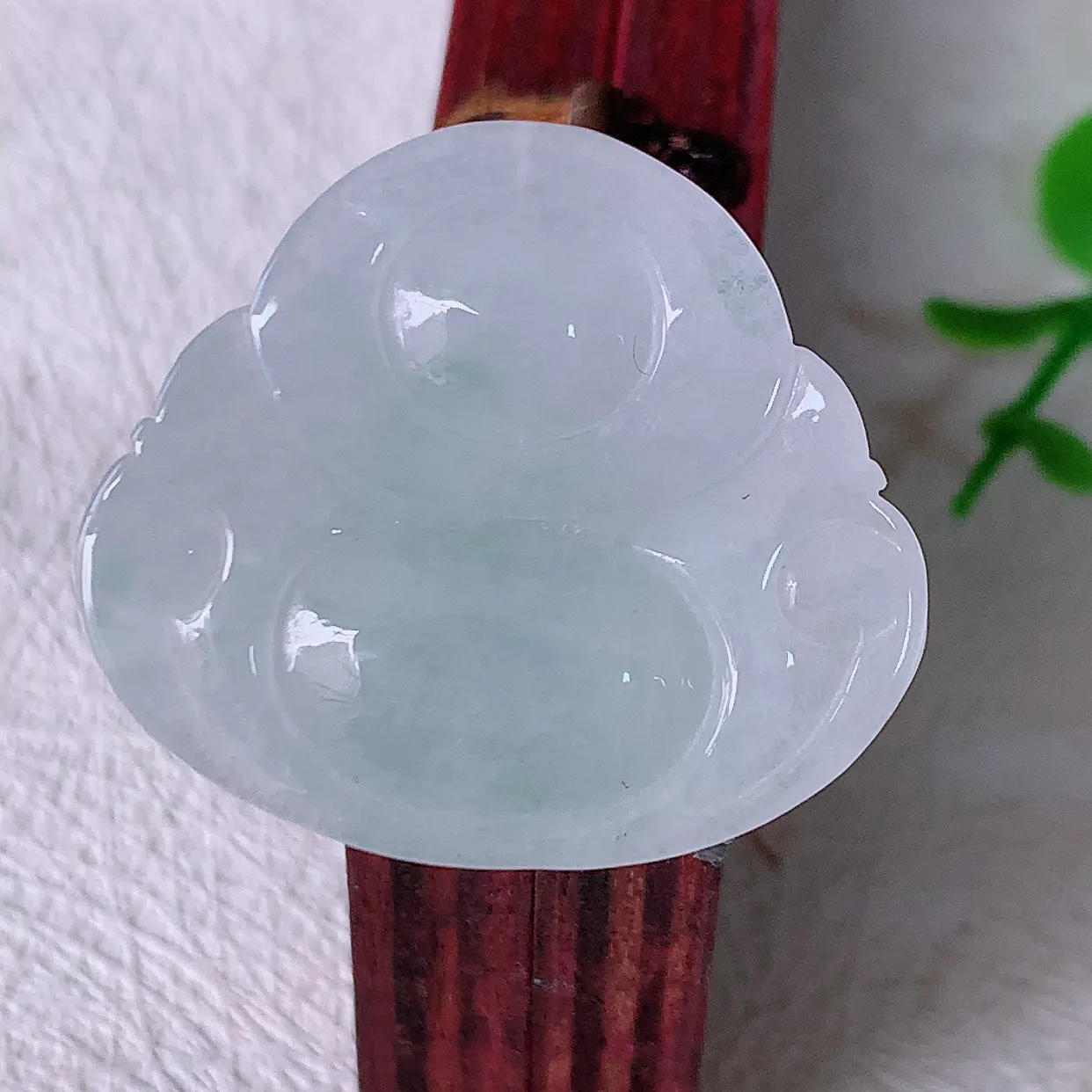 自然光实拍，冰润飘绿佛公吊坠，翡翠开心笑佛，种老水足，颜色漂亮，立体饱满圆润，佩戴效果赞#57.13