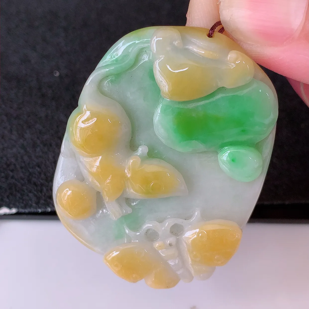 自然光实拍，冰润黄加绿翡翠生肖鼠牌吊坠，种老水足，雕工精湛 ，寓意美好，佩戴时尚出众！#87.13