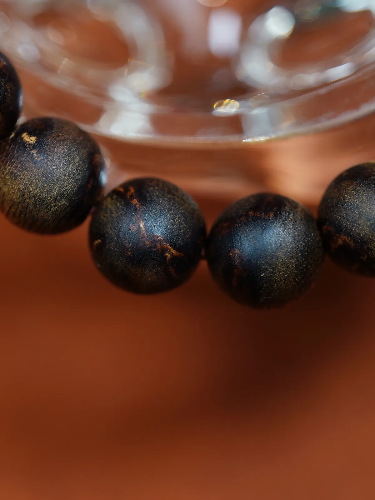 【越南芽庄白奇楠沉水·12mm】18.95 克

甄选奇楠沉水老料，油脂丰腴如凝脂，珠体圆润饱满，恰如将万千香韵凝于方寸，颗颗莹润中透着岁月淬炼的温润光泽。
香韵初绽便是清冽如泉，带着直抵心魂的穿透力，瞬间唤醒沉寂的感官；继而蜜甜裹挟着花香层层漫溢，似有晨露轻拂过繁花，温润中透着沁骨的馥郁；尾调沉淀出绵柔奶香，混着一丝若有若无的回甘，凉与甜交织，浓与淡相济，变化间藏着无尽灵动，过鼻难忘，余韵绕腕不散。
佩戴间，既有指尖触到的温润，也有鼻息萦绕的香魂，是日常相伴的静心之物，是可触碰的香道传奇，是“三生有幸，方遇奇楠”的生动注脚，更是可传世的香中瑰宝！