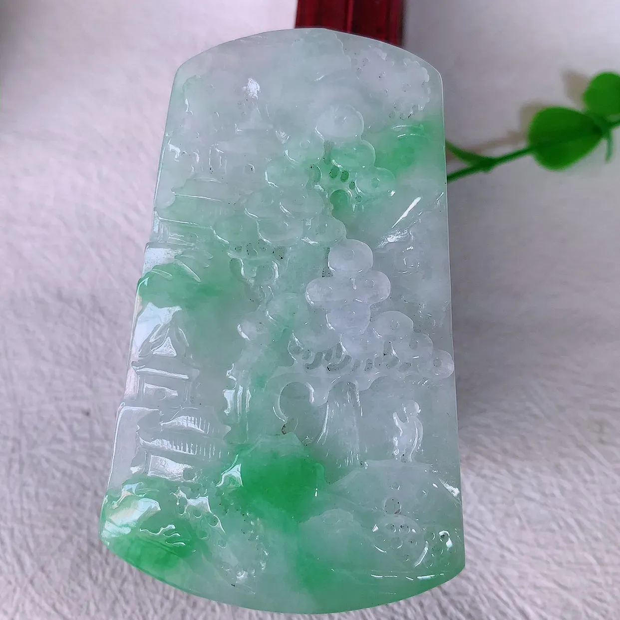 自然光实拍，冰润飘绿山水牌吊坠，翡翠山水，立体生动形象，山水素材布局合理，意境感佳，佩戴上身效果更高贵 #57.13