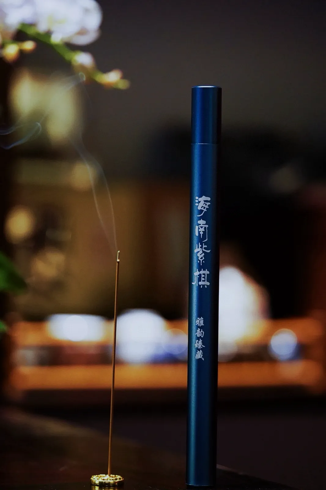 典藏级芬芳·【海南紫棋线香】10克
世人道“三生修得善因缘，今世得闻奇楠香”，这抹香韵恰是最好印证：
花香清甜、果香鲜活、蜜甜醇厚、参香、果仁香温润，更有棋韵凉感与乳香缠绵，凉味十足，穿透力直击百会。
本香绵长且蜜意满溢，灵动多变，前一秒是西瓜般的清甜蜜凉，后一秒
便透出杏仁的温润，再细嗅又成乳香的绵柔，香韵秒变间，尽藏神秘莫测的魅力。尾香时，荷香与奶意悄然浮现，一时一韵，层次丰富到令人惊叹。
更难得的是，即便香案已收，那丰富多彩的香韵仍似植入脑海，成了心头挥之不去的愉悦陪伴。
它是自然的馈赠，是时光的杰作，更是值得一生珍藏的香中臻品——生命中最好的那块香，便该如此，用全部的沉淀，予你满室芬芳与满心欢喜。
