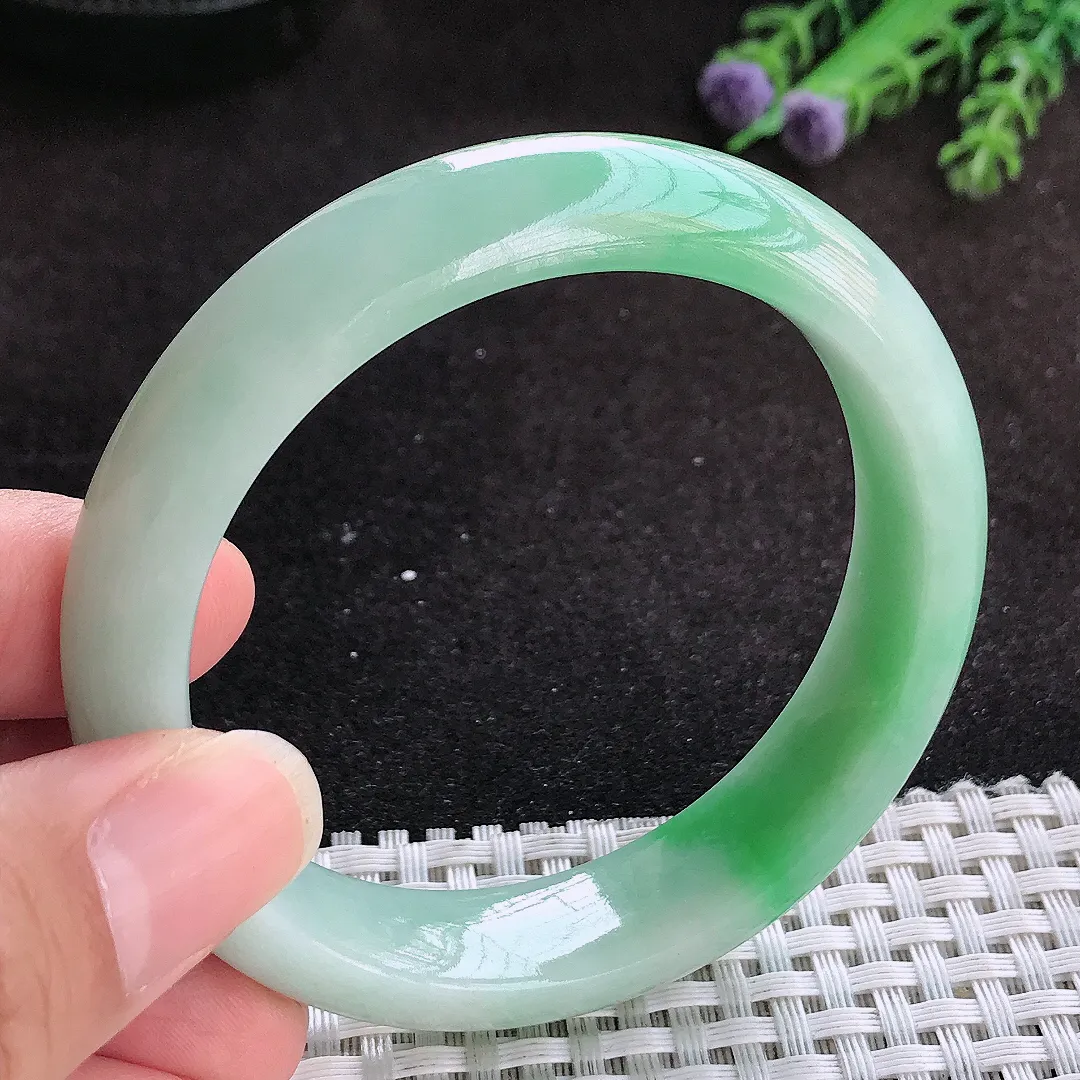 自然光55/13.5/8.3老坑精美温润飘绿手镯玉镯子美人镯手环