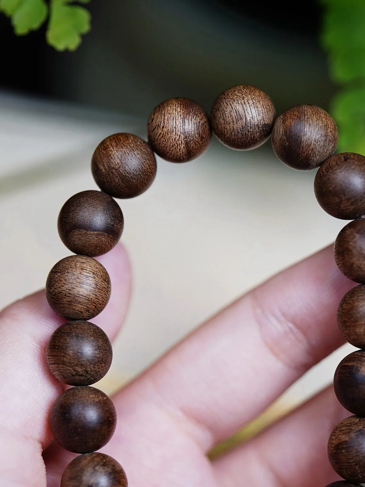 【菩萨棋沉香手串 10mm】 11.2 克
精选老料，油脂软糯，细密毛孔如棋局错落，油线自然交错，形成独特的“琥珀底”光泽，10mm 规格恰好贴合腕间弧度，不张扬却自带贵气。
菩萨棋生闻就很浓郁，香气非常的“张扬”，清幽细甜，扑面而来的花香，带有丝丝缕缕的蜜甜韵，
甜意里还藏着几分梅子蜜饯的酸甜，生津感从鼻尖漫到舌尖，鲜活又灵动。再品，胭脂般的柔媚与肉桂的微辛交织，一丝乳香悄然浮现，不是厚重的腻，而是清润的雅，尾调裹着薄荷般的凉，从喉间直抵心脾，层次翻涌如曲，迷人多变！

接触人体的温度，香韵更显醇厚，棋韵悠悠，无论是日常佩戴添雅致，还是静处时细嗅品香，都能让身心浸在这多变迷人的香息里，藏着惠安系的清贵，也带着“小奇楠”的独特风骨，上手即是格调。