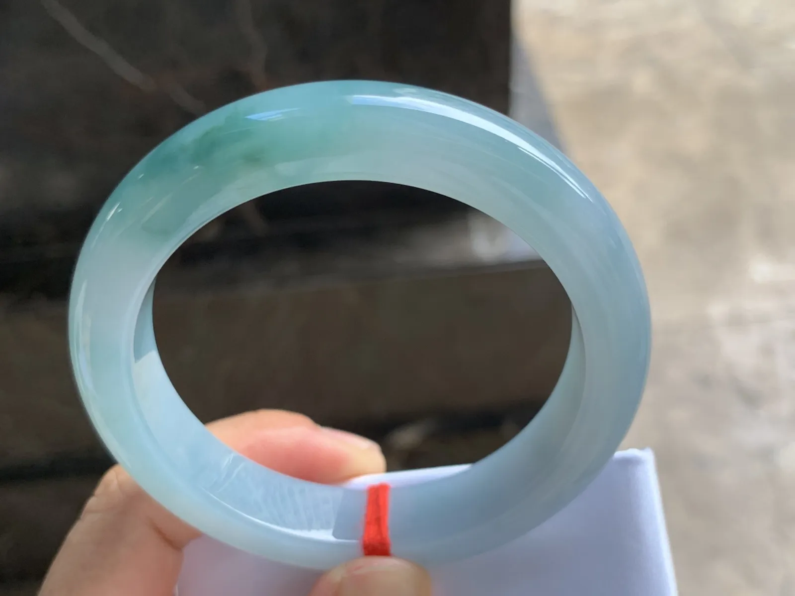 57-11.8-9.2mm
糯冰飘花手镯 底子细腻干净 水润