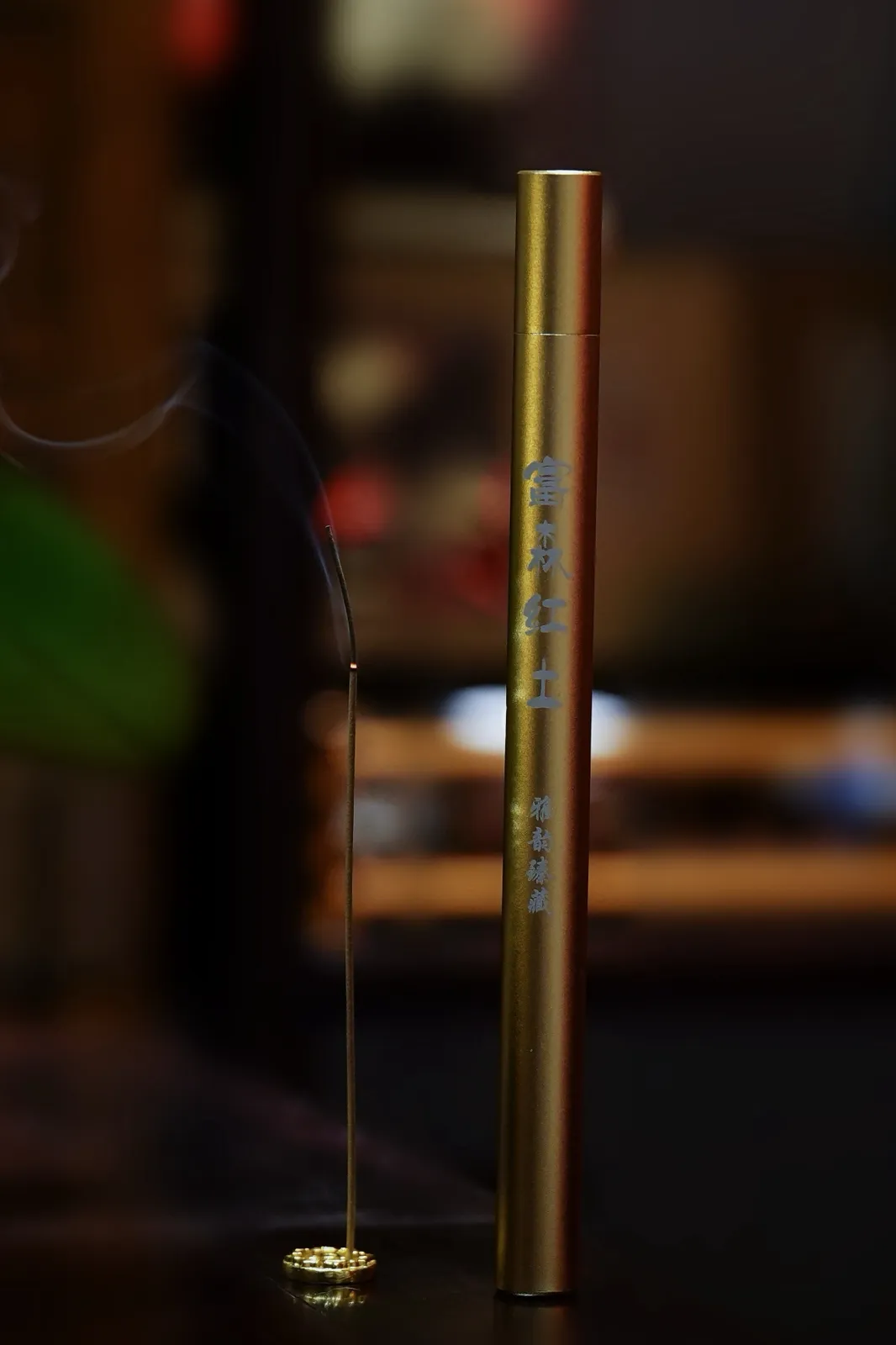 窖藏·富森红土沉香线香   10g
前韵甘醇凉甜，浓郁悠扬，
中间有持久独特的西瓜凉意，
蕴藏着花果香强有力的穿透，层次分明，
后韵悠远厚重，醇厚持久，历久弥香。 
有沉静内敛之感，容易令气下沉，
让人舒压解劳、得到放松宁静。