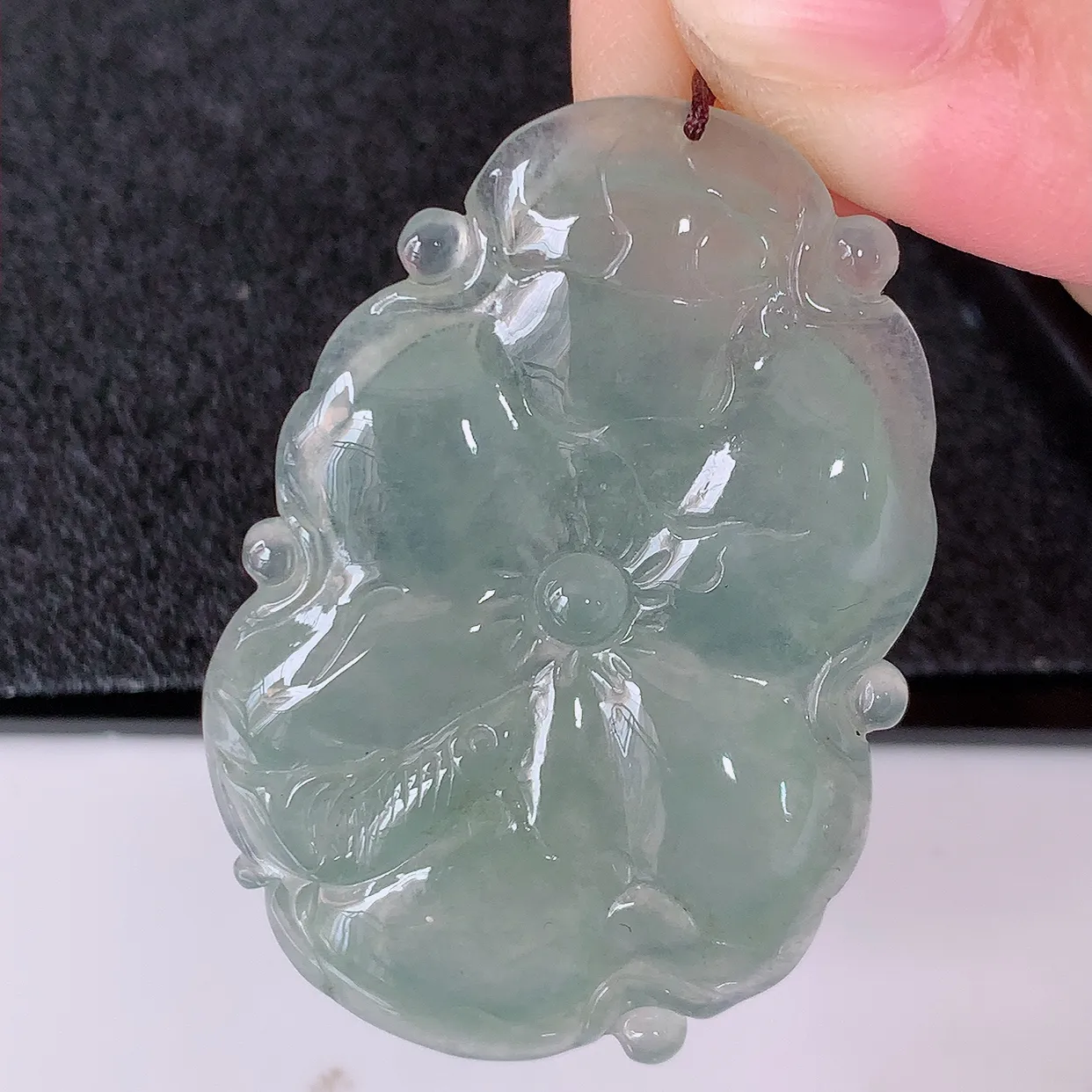 自然光实拍，冰种翡翠荷叶鱼、和和美美玉坠，财源广进，自然隐逸、荷本是素不着尘之物，有和美之寓意。#41.13