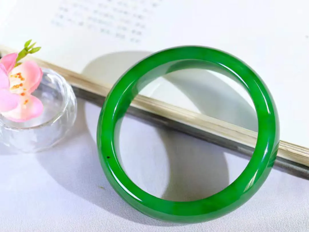 【碧波流转·手镯】

收藏级臻品️和田玉碧玉手镯，玉质细腻温润，手感舒适，️线条流畅，简约大气，美自天成，佩戴于腕间，婉约之美，举手投足间透出那份低调奢华，醉人心扉。
重66克 内径圈口59.5mm尺寸15-8.5mm  FDA-131061408