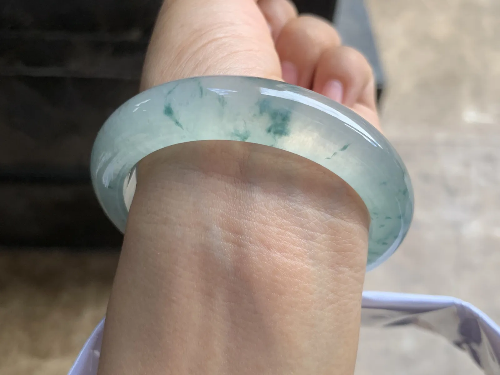 55.5-2.6-8.6mm
冰种飘花手镯 冰透起光 花色灵动