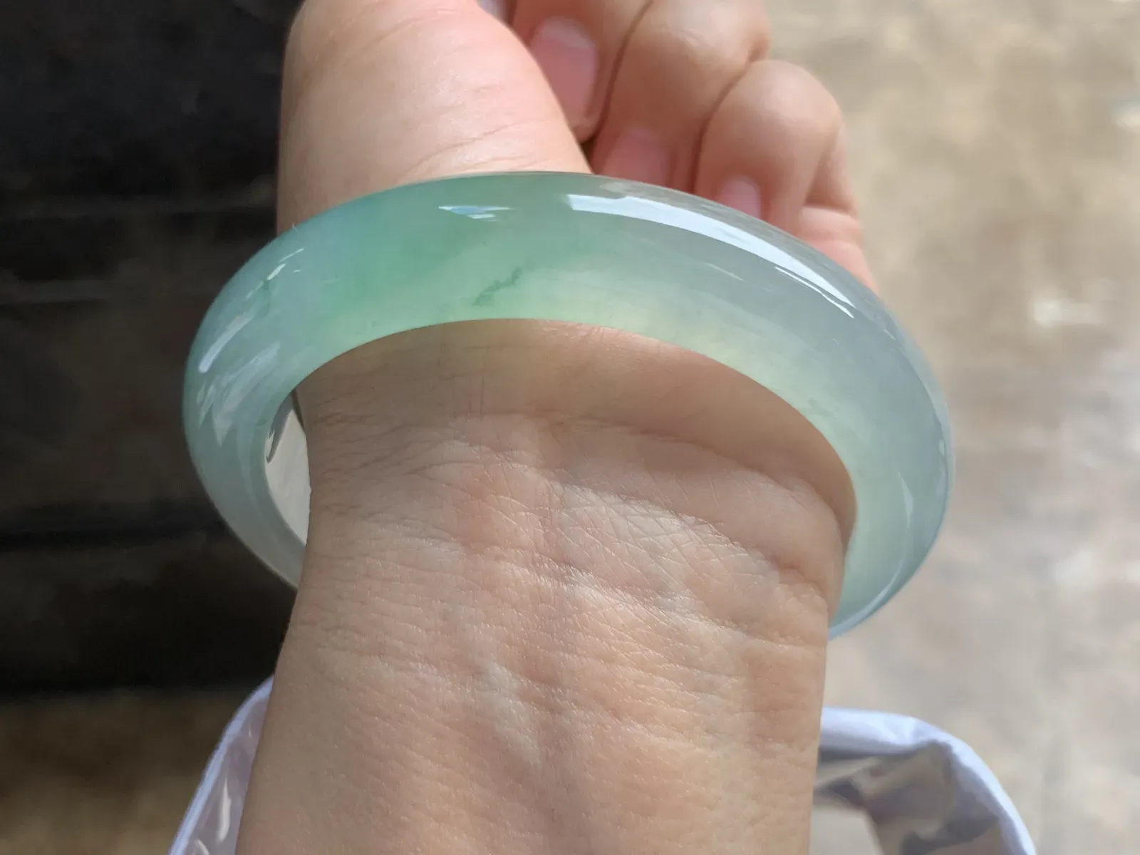 60.5-13.2-9.2mm
冰种晴水手镯 冰透莹润 起胶感