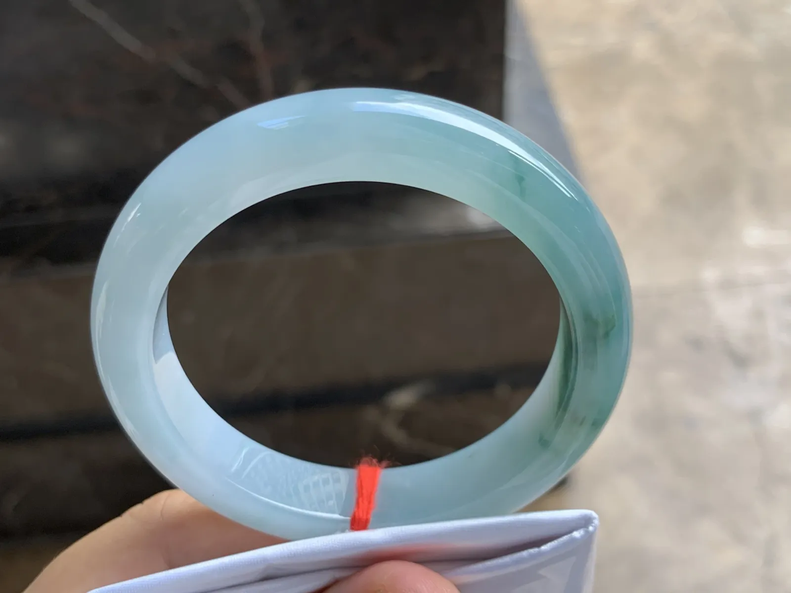 57-11.8-9.2mm
糯冰飘花手镯 底子细腻干净 水润