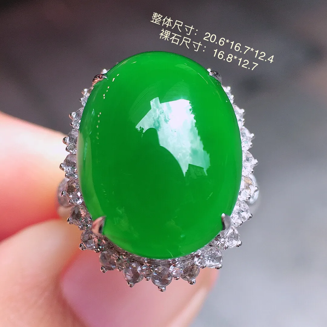 阳绿蛋面戒指，色泽均匀艳丽，玉质细腻，荧光感超
强，饱满圆润，尽显优雅气质，18k
金豪华镶嵌
