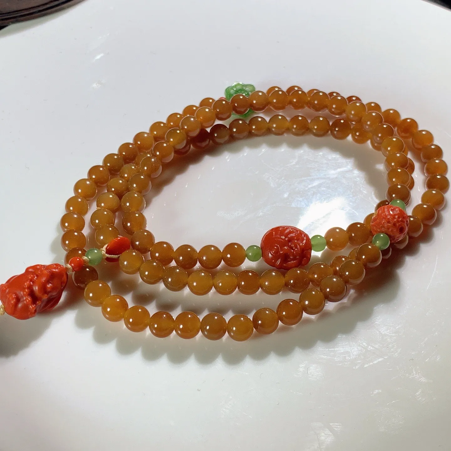 新疆和田玉且末糖全糖圆珠108佛珠项链。单颗尺寸6重41克 玉质细腻油润 底色纯净 脂粉好，品质好。