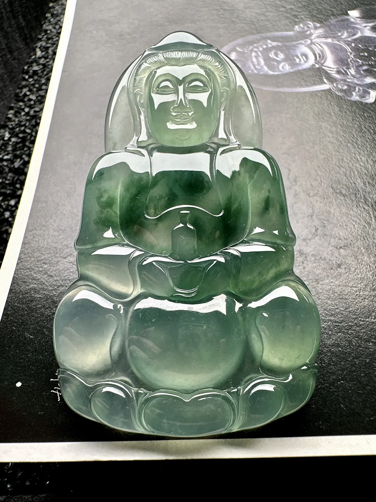 【冰种飘花观音】质地细腻，通透度上佳，冰感十足，适合佩戴