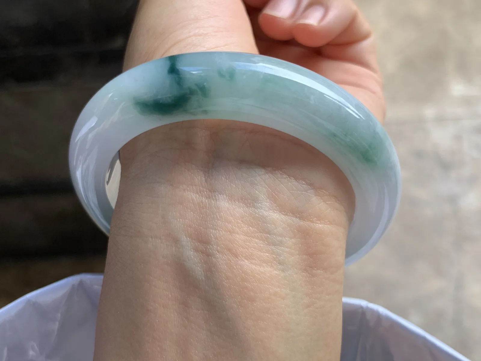 56-13-9.8mm
糯冰飘花手镯 底子细腻干净 花色漂亮