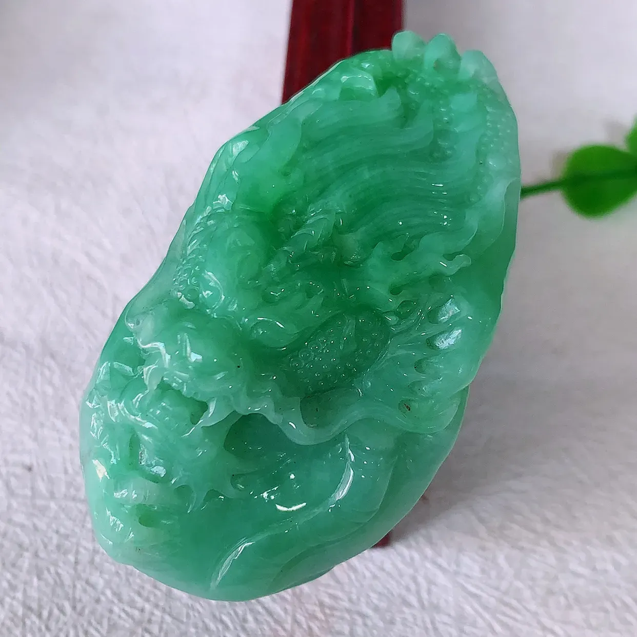 自然光实拍，精雕满绿翡翠龙牌吊坠，龙行天下，雕工立体精湛，翡翠龙牌，种老水足，配戴霸气时尚，值得收藏!#57.13