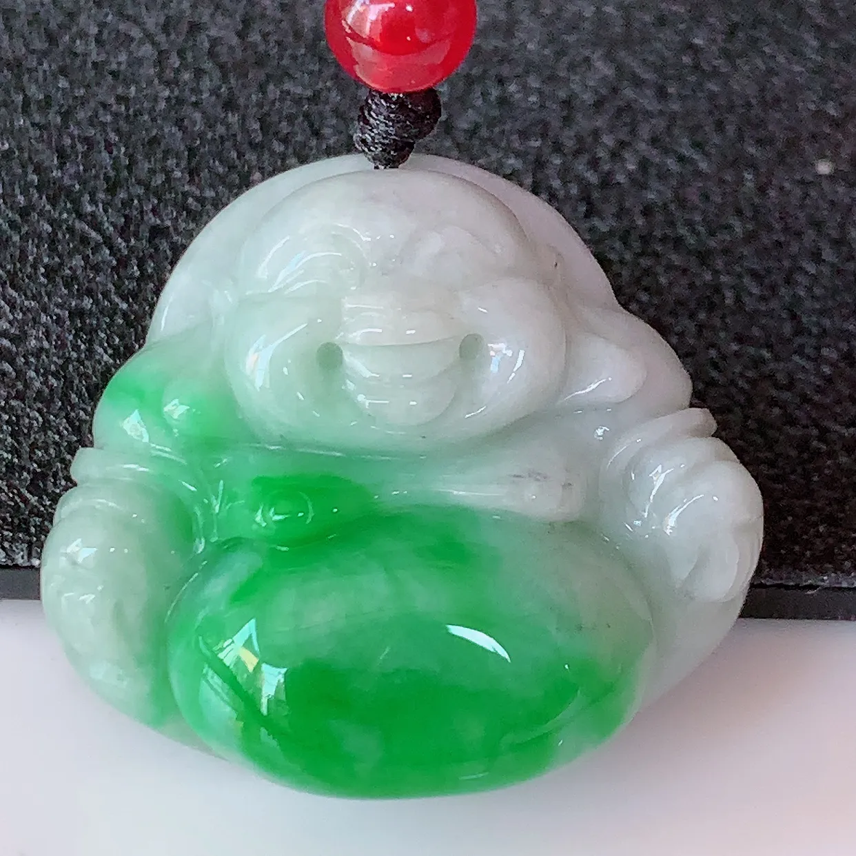 自然光实拍，冰润飘绿佛公吊坠，翡翠开心笑佛，种老水足，颜色漂亮，立体饱满圆润，佩戴效果赞#46.13