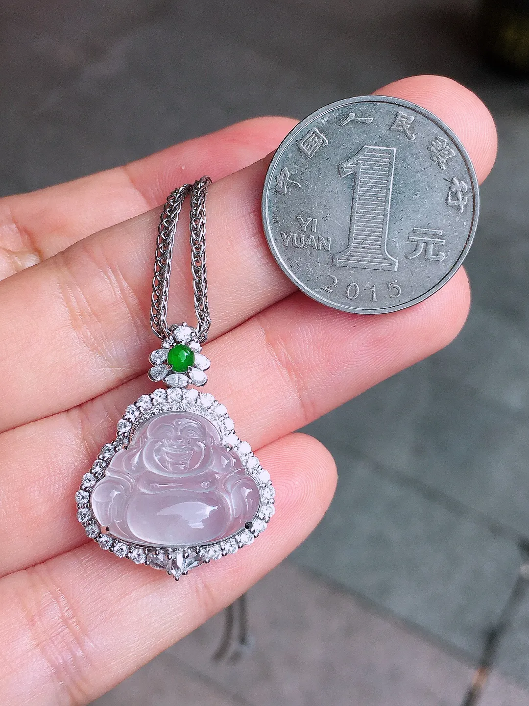 冰种佛公吊坠，玉质细腻，荧光感超
强，饱满圆润，尽显优雅气质，18k
金豪华镶嵌