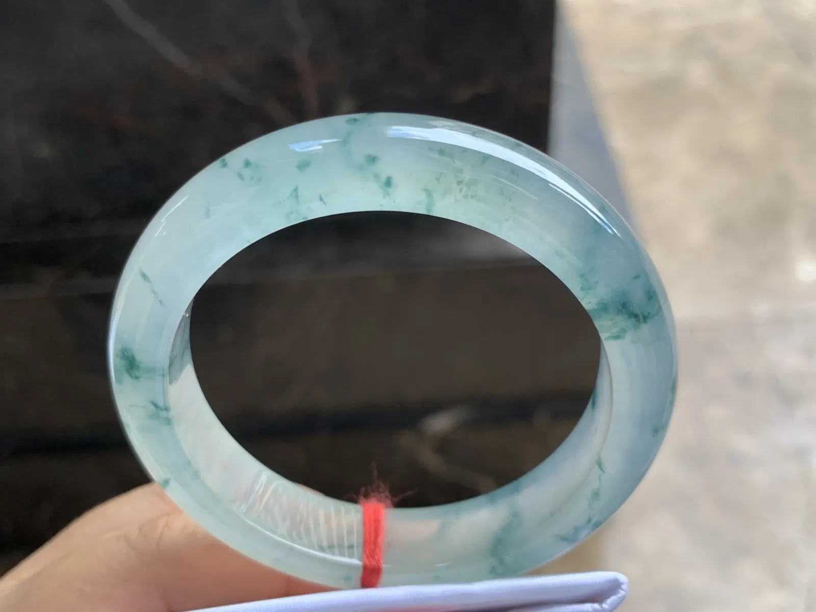 55.5-2.6-8.6mm
冰种飘花手镯 冰透起光 花色灵动