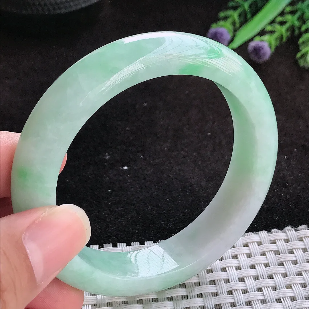 自然光55/13.7/8.8老坑精美温润飘绿手镯玉镯子美人镯手环