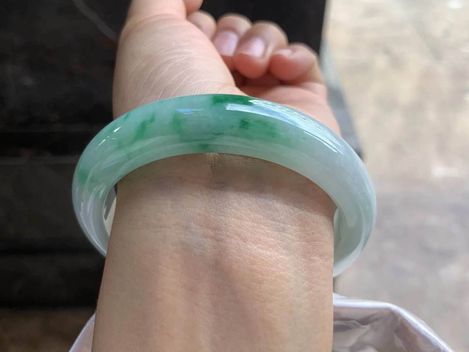 58-12.8-9.2mm
带色手镯 底子细腻干净 一抹绿很漂亮