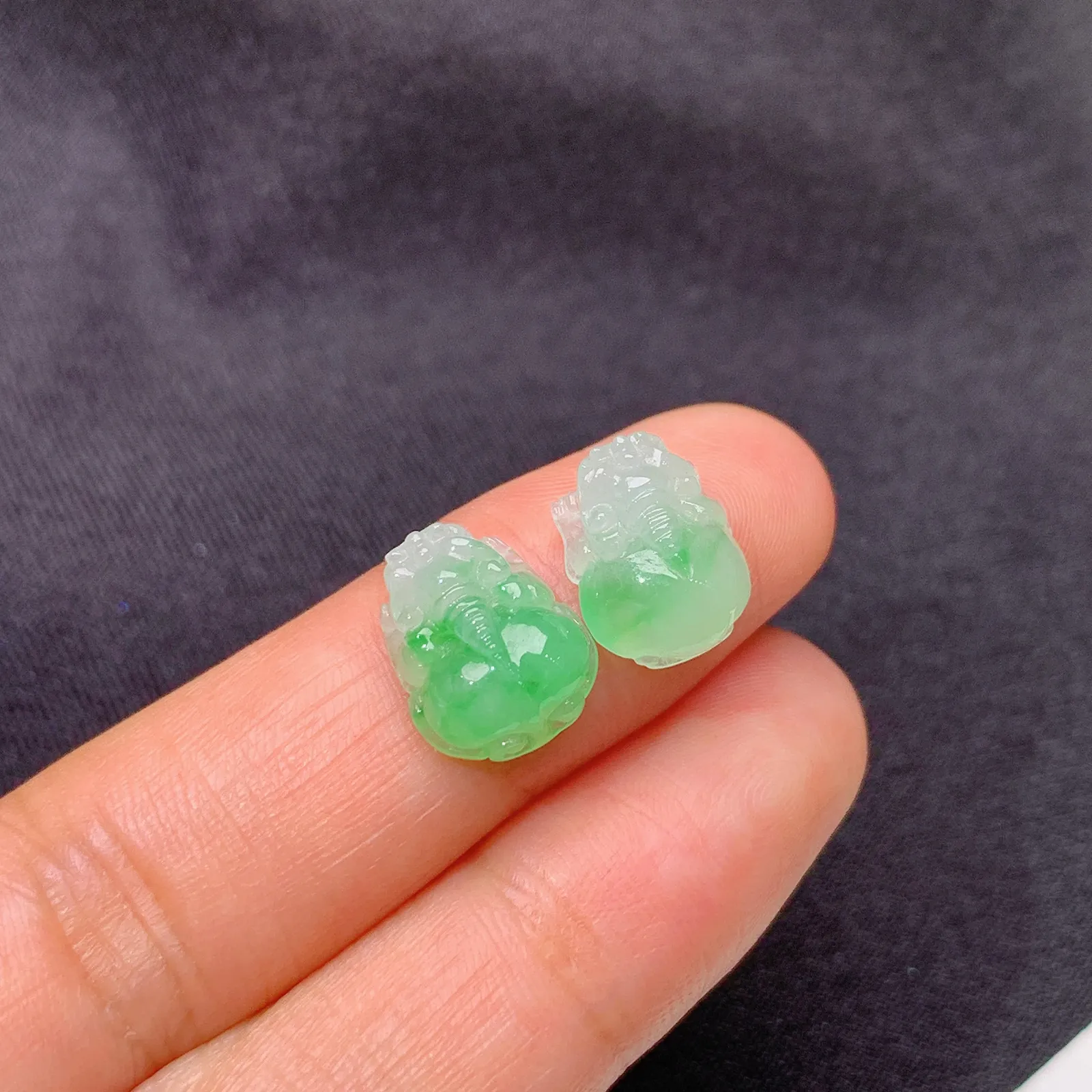 冰飘绿貔貅一对，镶嵌佳品，冰润细腻，种水足 尺寸11*8.2*4.2