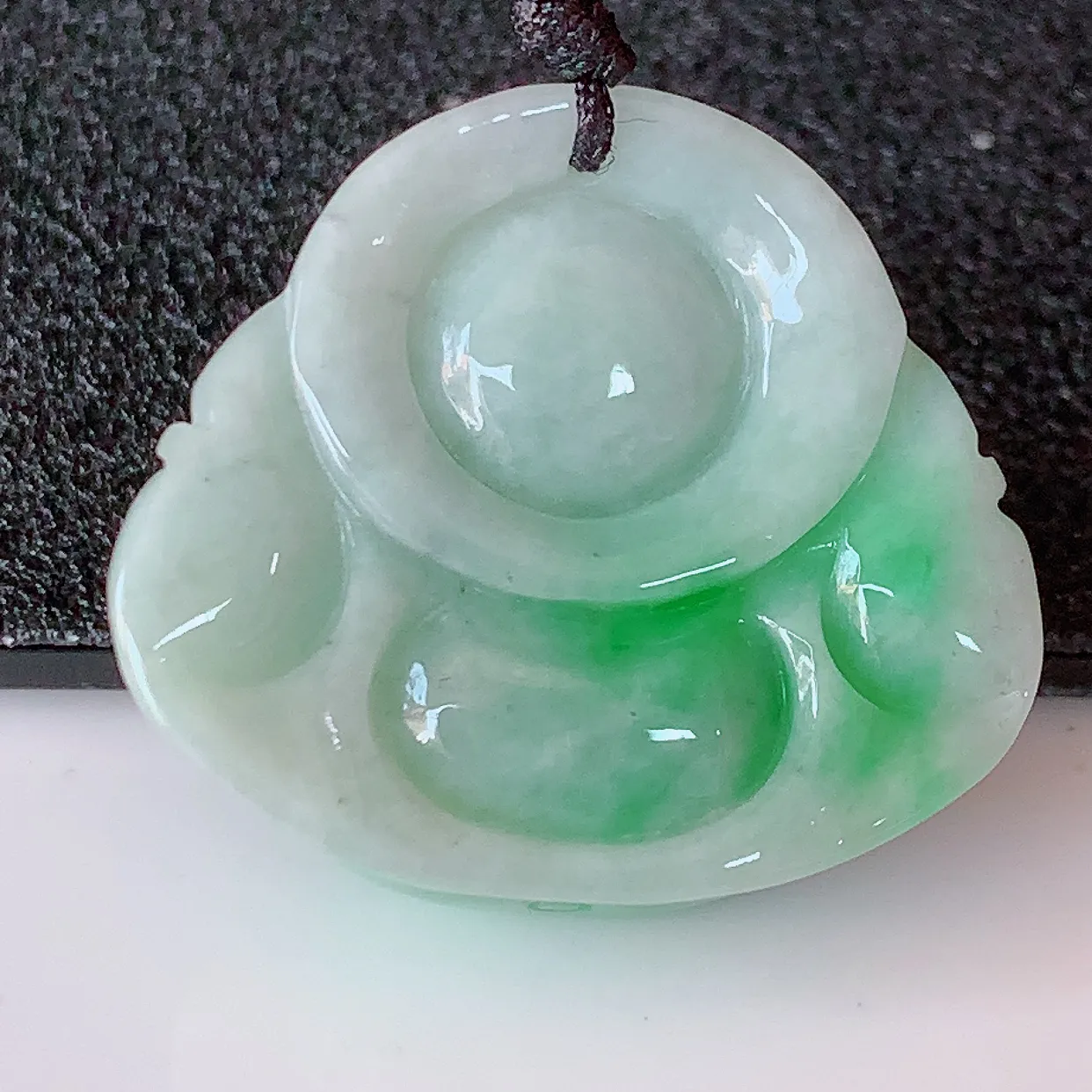 自然光实拍，冰润飘绿佛公吊坠，翡翠开心笑佛，种老水足，颜色漂亮，立体饱满圆润，佩戴效果赞#46.13