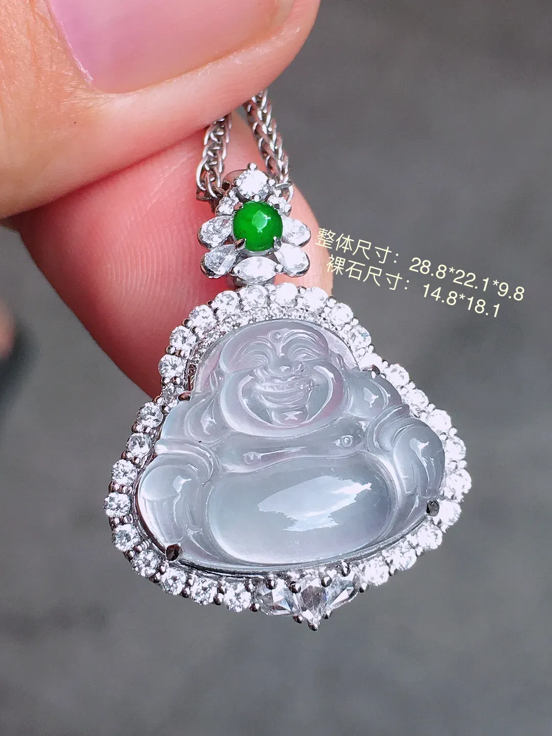 冰种佛公吊坠，玉质细腻，荧光感超
强，饱满圆润，尽显优雅气质，18k
金豪华镶嵌