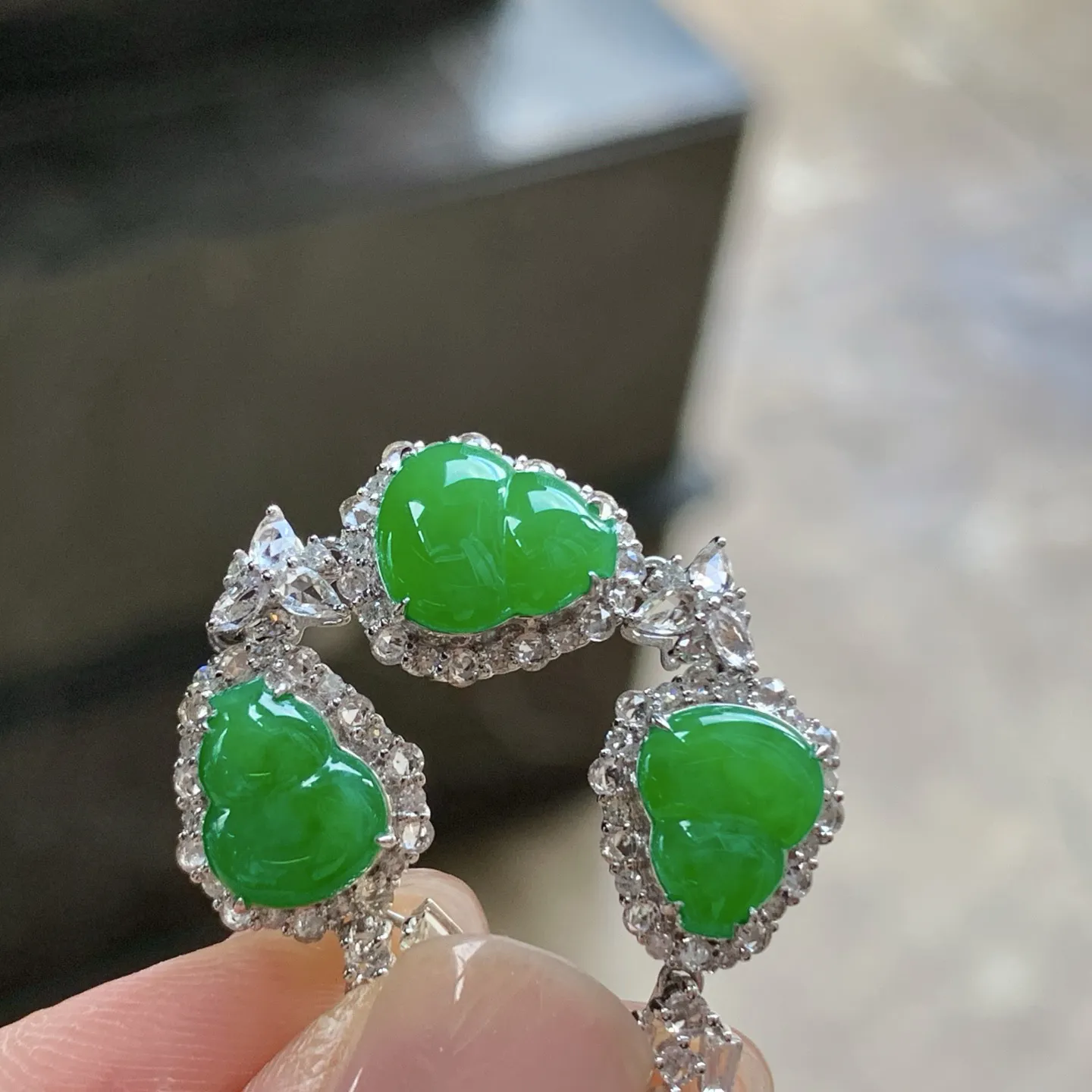 辣绿色葫芦手链^_^颜色鲜艳 玉质温润