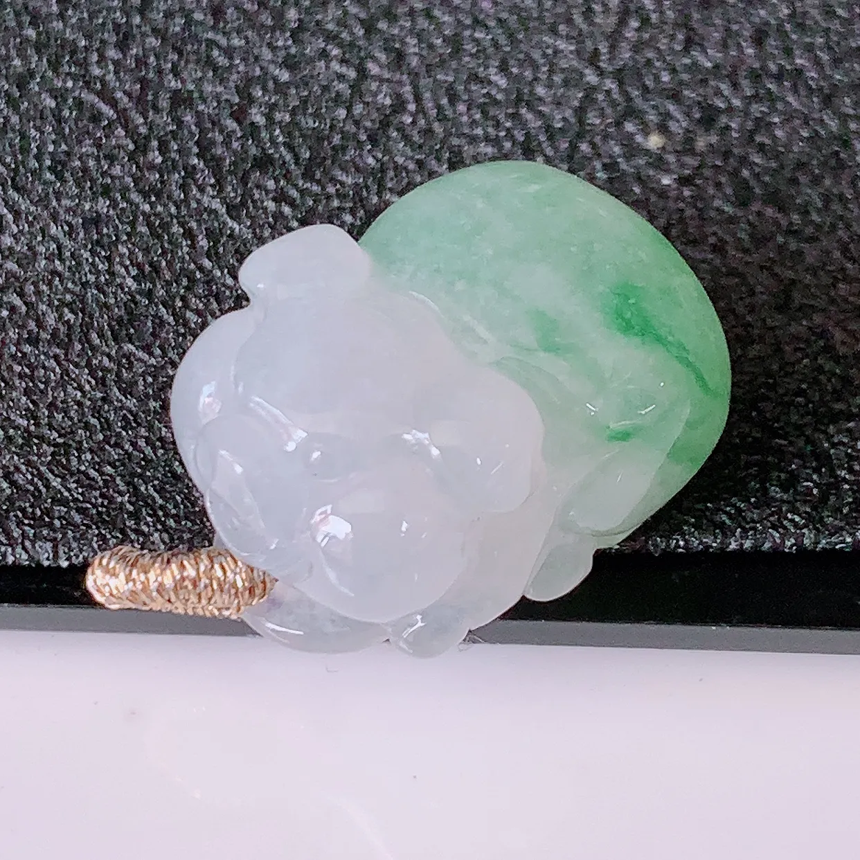 自然光实拍，冰润飘绿翡翠生肖招财猪吊坠，种老水足，雕工精湛 ，寓意美好，佩戴时尚出众！#3.13