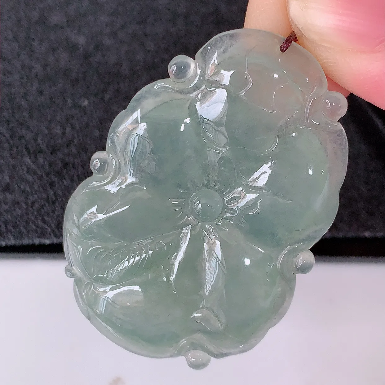 自然光实拍，冰种翡翠荷叶鱼、和和美美玉坠，财源广进，自然隐逸、荷本是素不着尘之物，有和美之寓意。#41.13