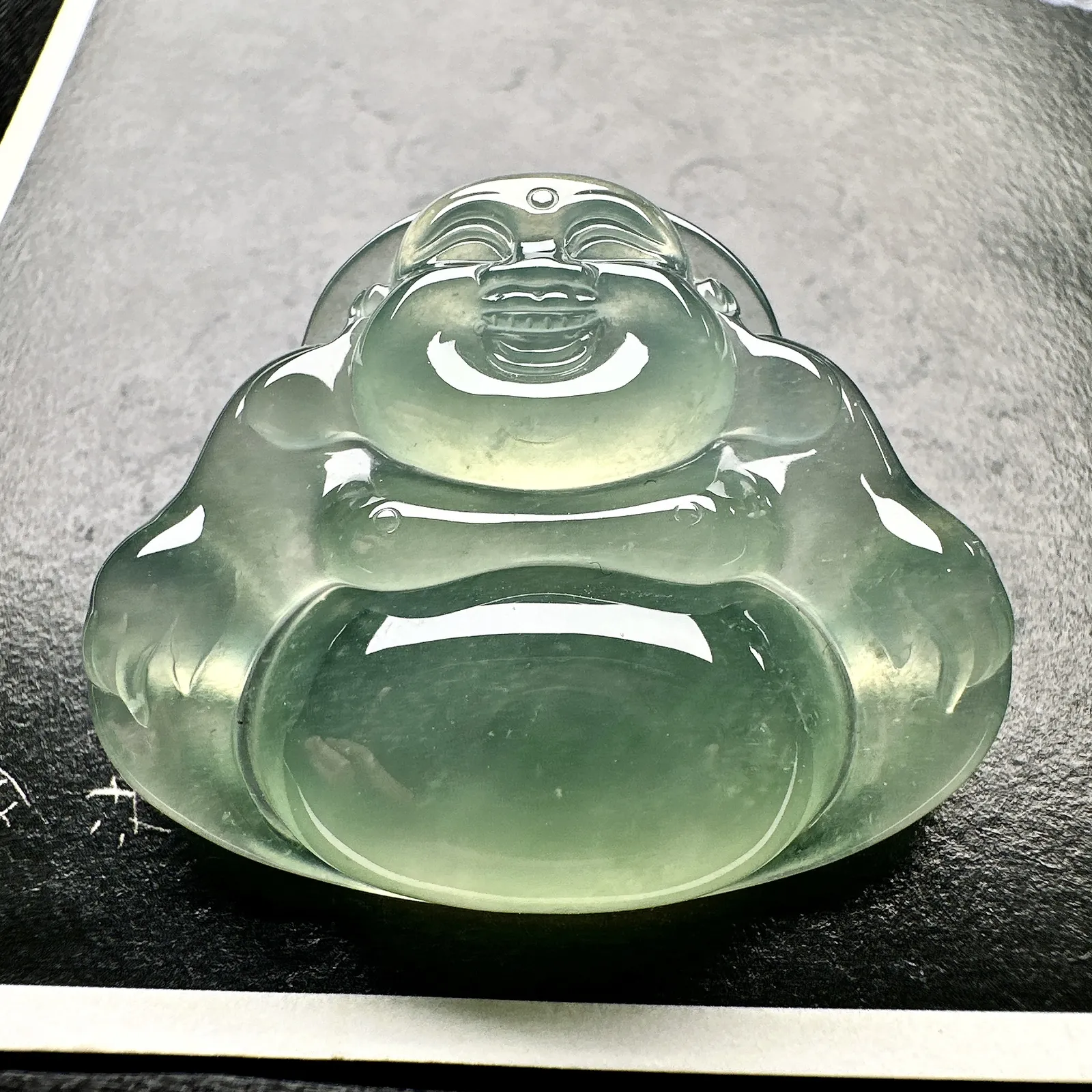 【冰种晴底佛公吊坠】种水上乘，晶莹剔透，纯净通透，莹光感很强。