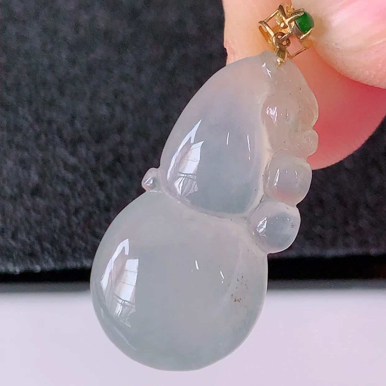 18K金镶嵌冰种翡翠葫芦吊坠，葫芦寓意福禄双全，财源滚滚，佩戴效果优雅迷人！#3.13