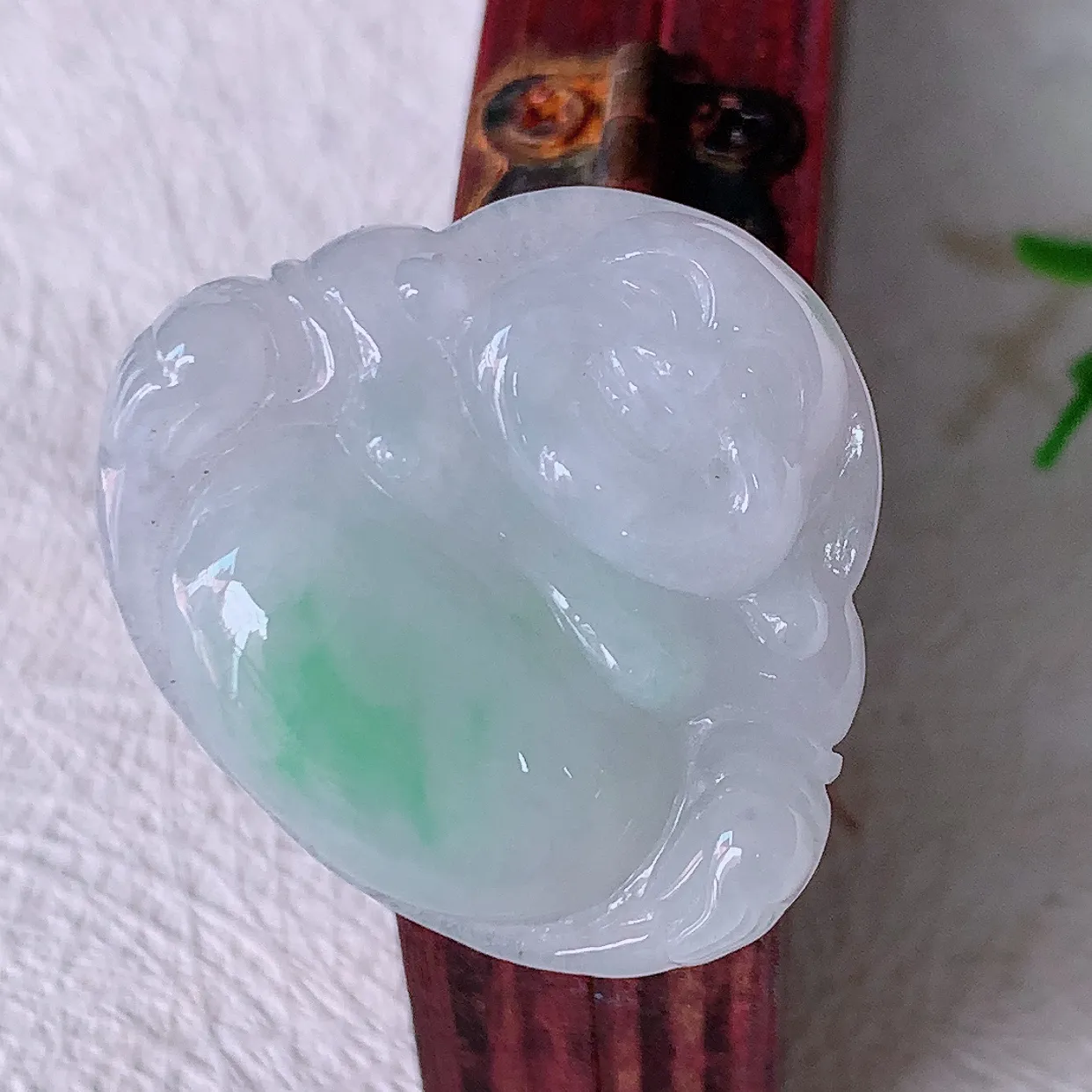 自然光实拍，冰润飘绿佛公吊坠，翡翠开心笑佛，种老水足，颜色漂亮，立体饱满圆润，佩戴效果赞#57.13