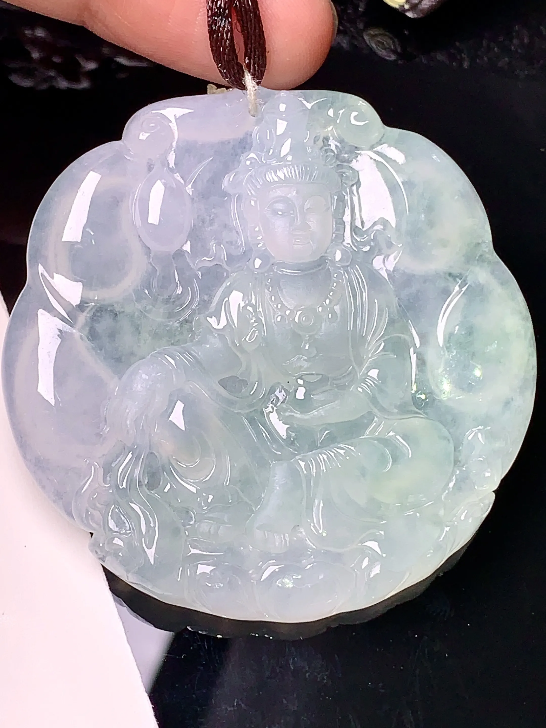 飘绿观音吊坠 玉质细腻 色泽清新艳丽 整体尺寸52.5*6
