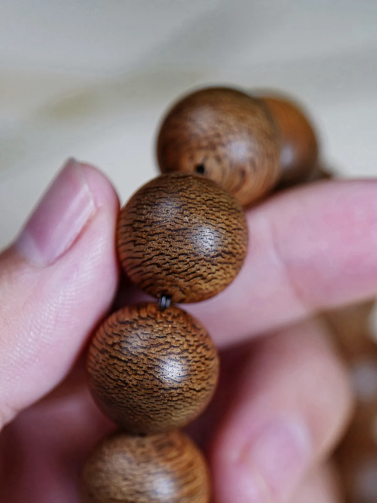 【文莱沉香· 蛇皮纹 15mm】19.5 克
精选老料油脂软糯，凑近轻嗅，甜润花香率先漫过鼻尖，混着清冽如泉的凉感，鲜活又沁脾。
继而，蜜香悠悠漫出，竟引得唇齿间泛起清甜的生津感，不经意间，淡淡果香悄然浮现，是藏在甜凉深处的惊喜，添了几分雅致清幽，让香气更显灵动。尾调醇厚深邃如静水深流，余韵在呼吸间久久盘旋。
它不喧宾夺主，却自有不动声色的气场，无论是茶案前的沉静，还是步履间的从容，都像一位沉默的知己，用自身的质感，与你的从容相得益彰。