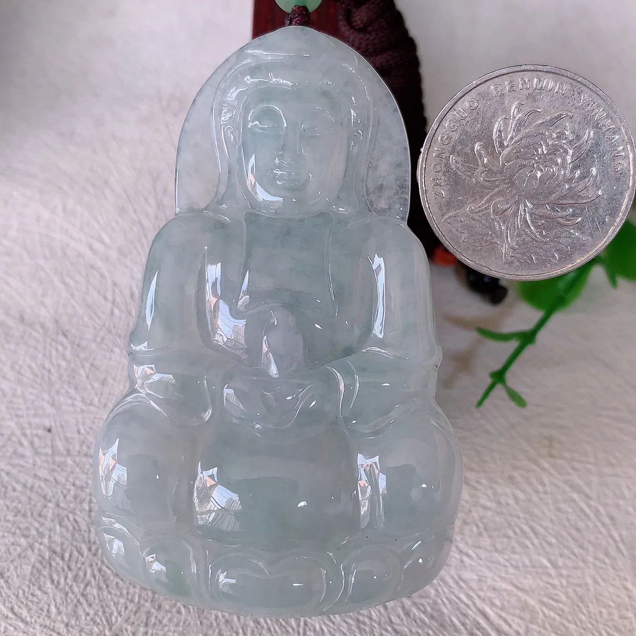 自然光实拍，大件冰翡翠观音菩萨吊坠，净瓶观音，冰透亮泽，美观亮丽，观音面相端庄#46.13
