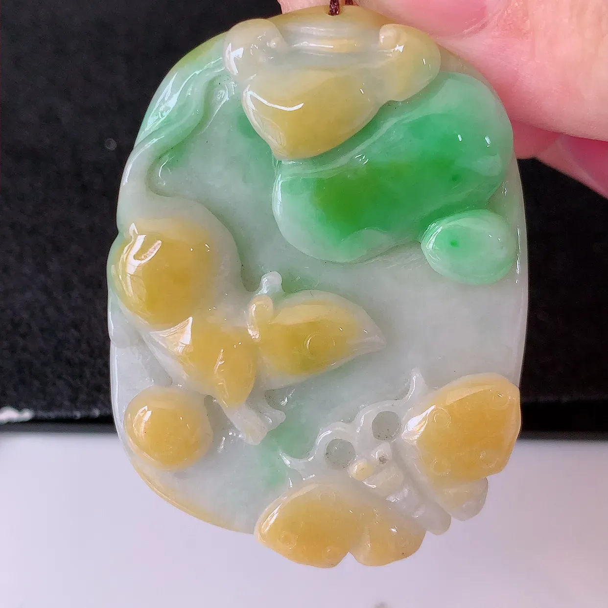 自然光实拍，冰润黄加绿翡翠生肖鼠牌吊坠，种老水足，雕工精湛 ，寓意美好，佩戴时尚出众！#87.13
