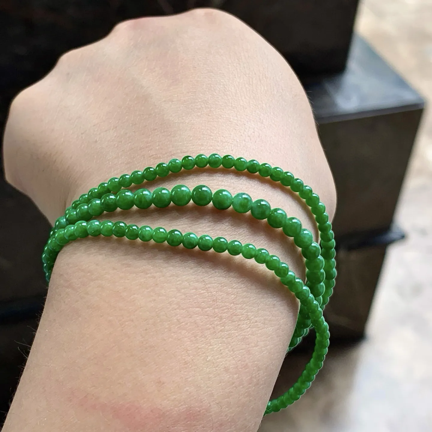 浓绿色珠串^_^颜色鲜艳 玉质温润 浓郁油润