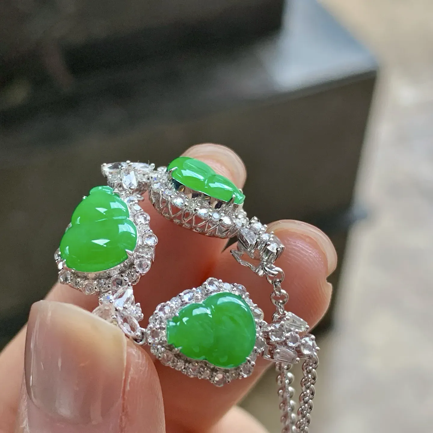 辣绿色葫芦手链^_^颜色鲜艳 玉质温润