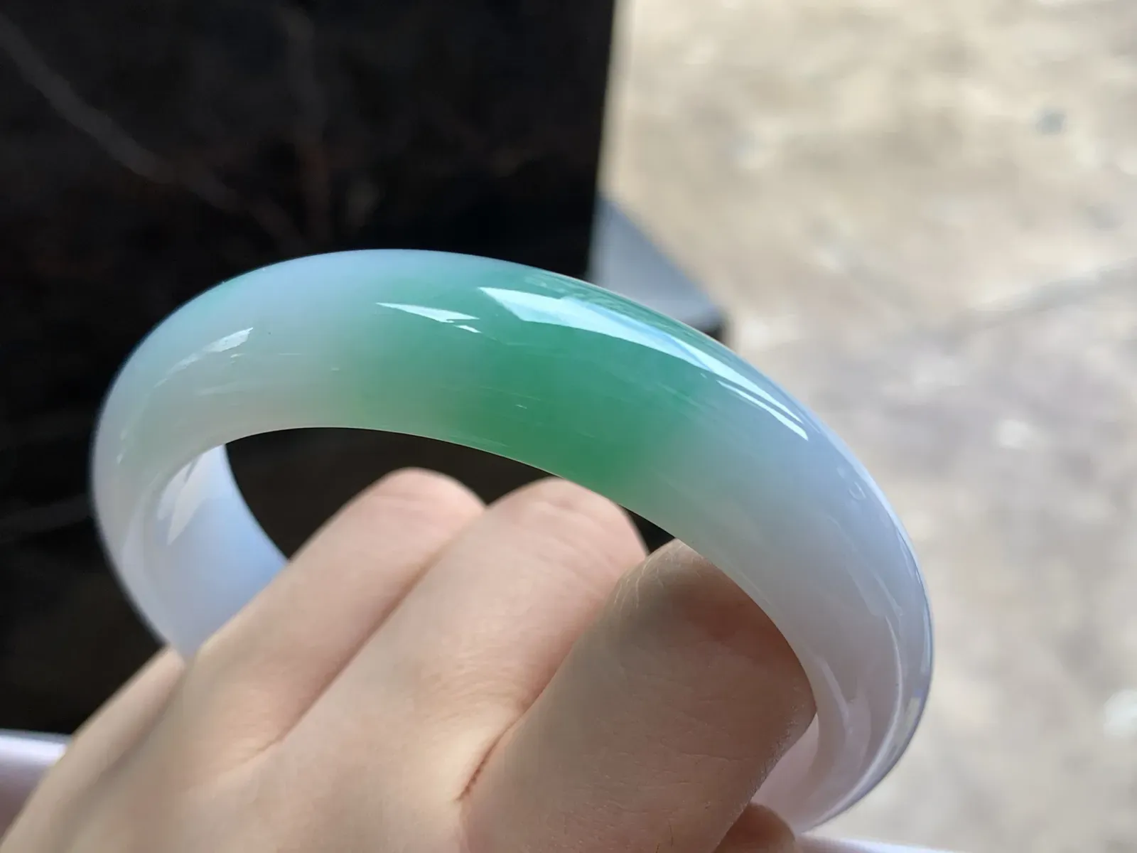 59-15-8.5

带色手镯^_^底妆清新细腻 亮眼