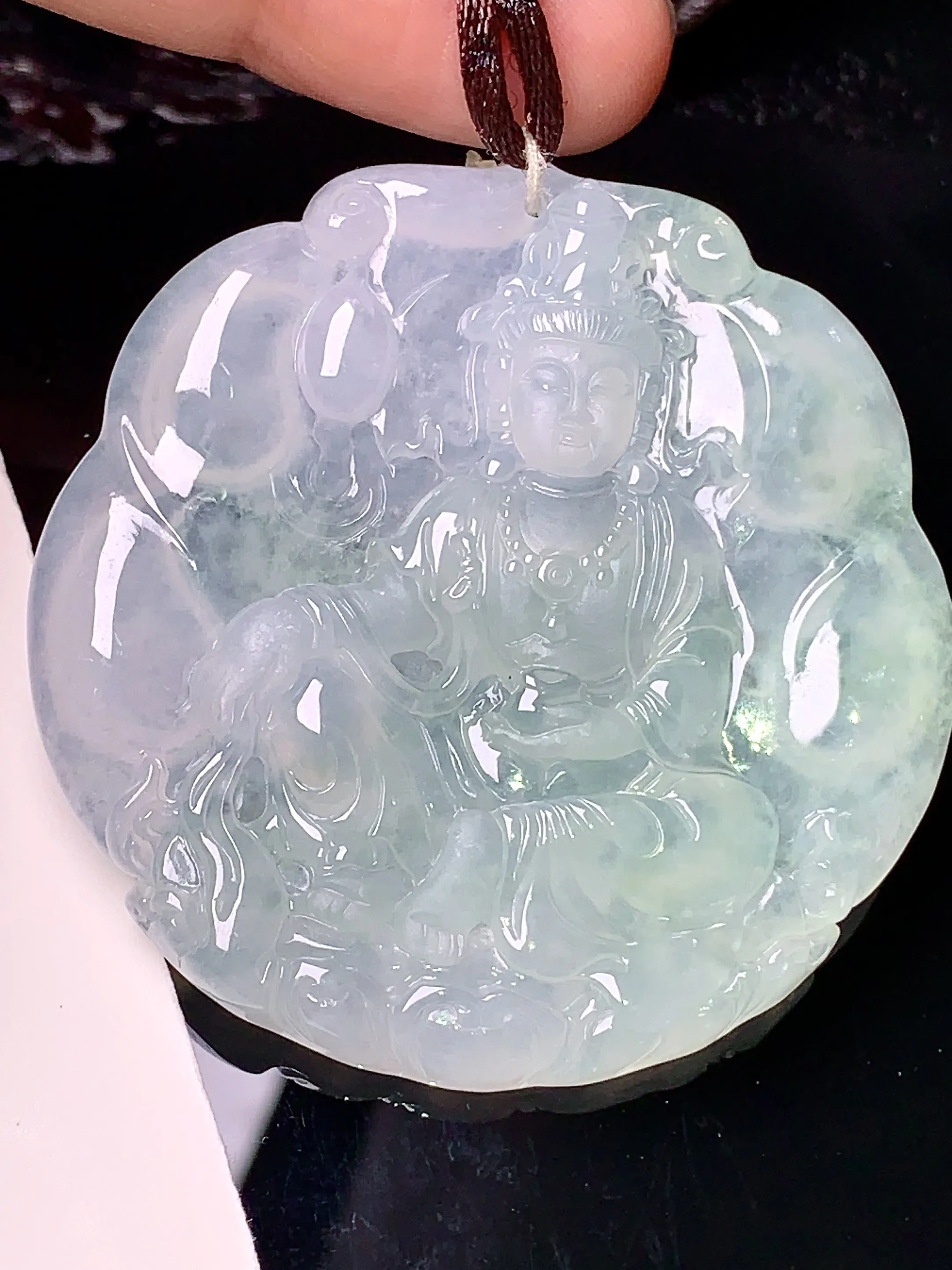 飘绿观音吊坠 玉质细腻 色泽清新艳丽 整体尺寸52.5*6