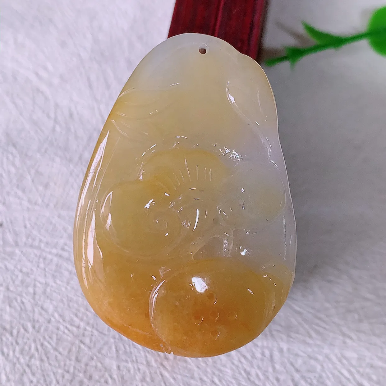 自然光实拍，冰黄翡双彩翡翠荷叶鱼、和和美美玉坠，财源广进，自然隐逸、荷本是素不着尘之物，有和美之寓意。#57.13