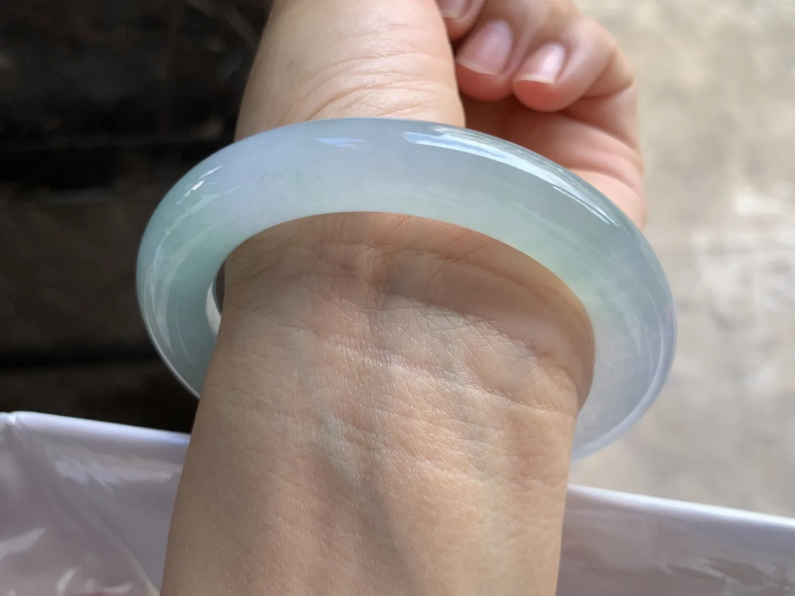 56-11.2mm
冰种带底色圆条手镯 冰透莹润 底色漂亮