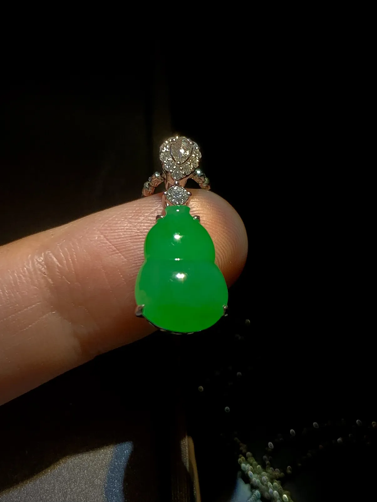 绿葫芦，【福禄】，
裸石约15-10.5-4.5mm，
整体24.5-10.5-7.5mm，
18K金，南非钻，不配链子