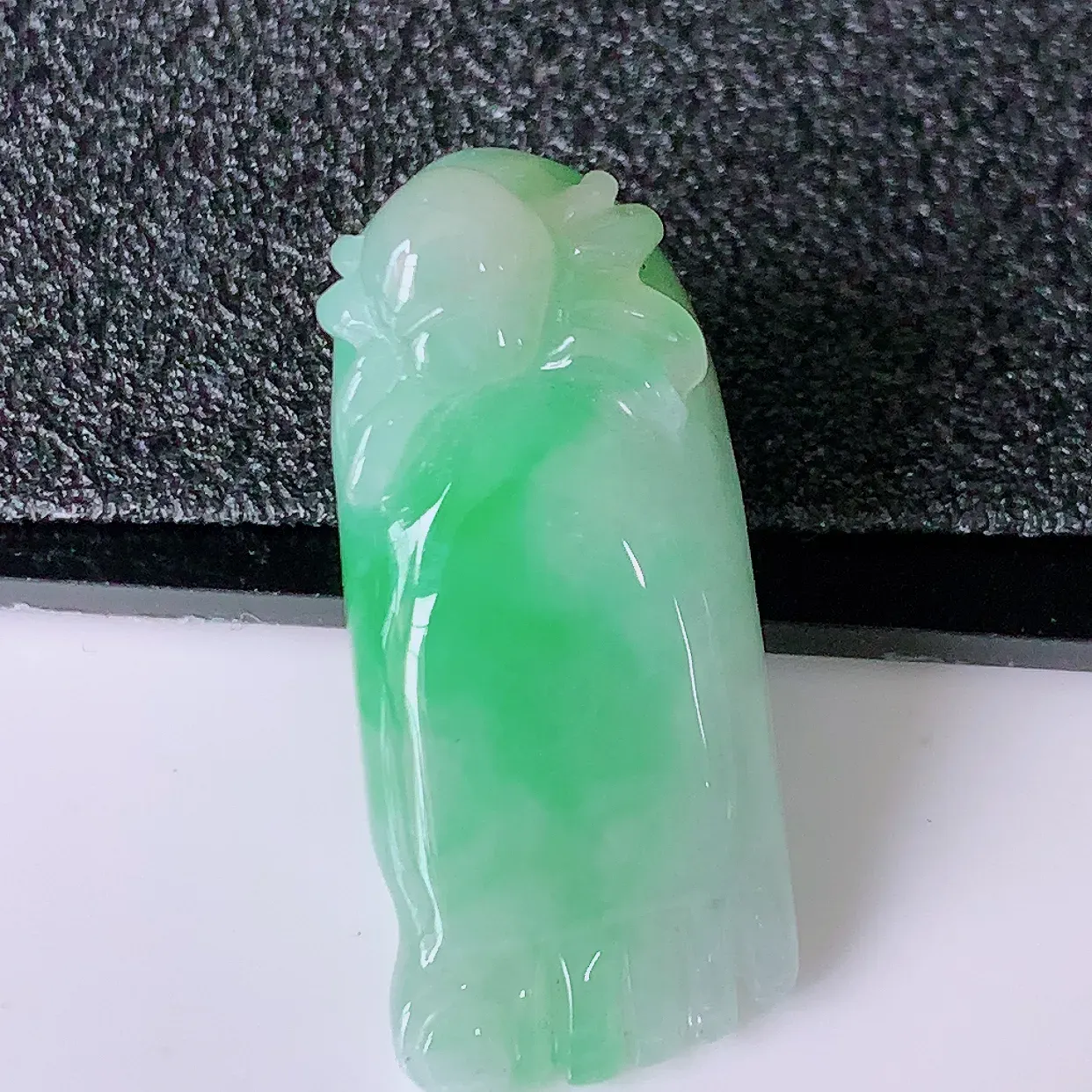 自然光实拍，冰润翡翠吊坠，种老水足，雕工精湛 ，寓意美好，佩戴时尚出众！#87.13