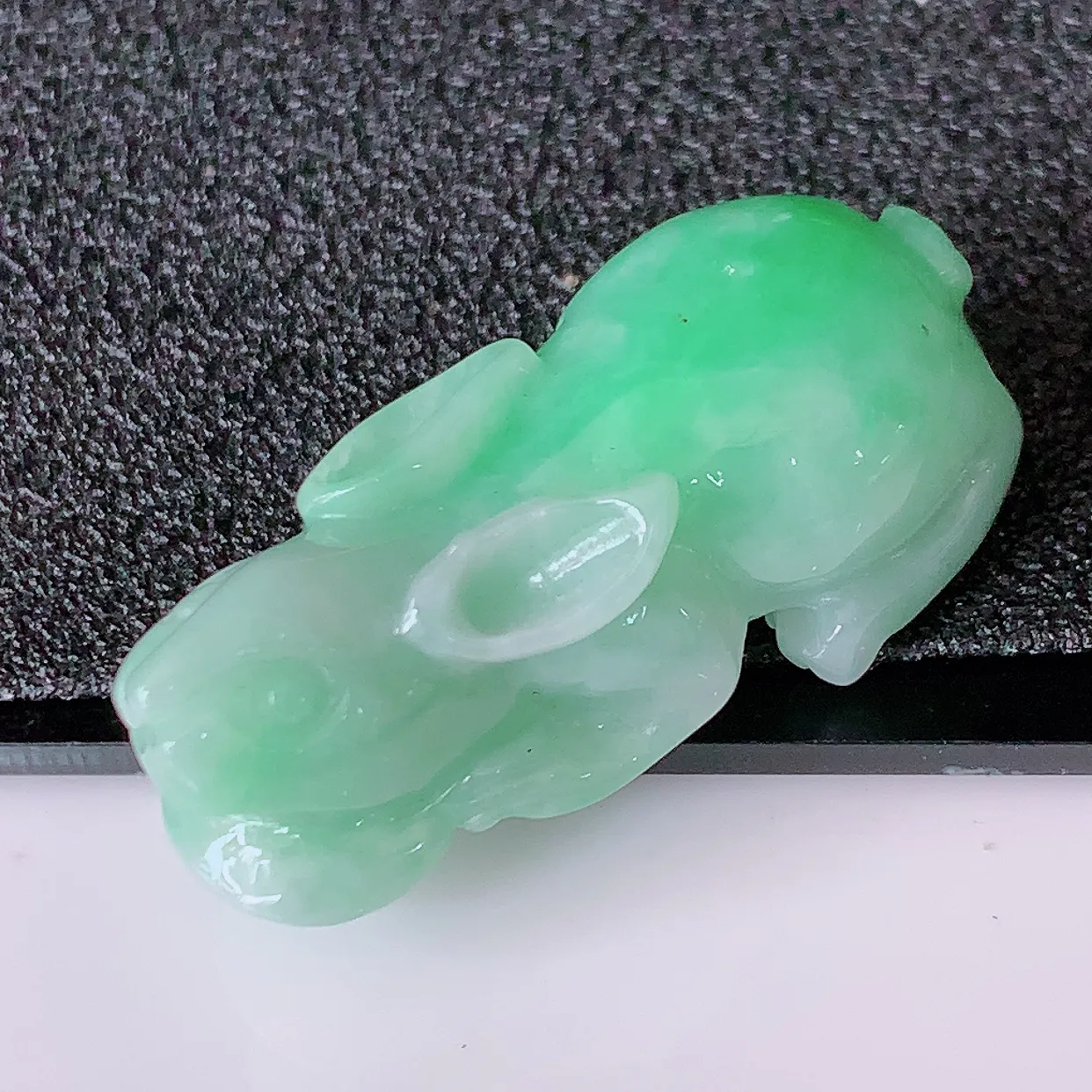 自然光实拍，冰润飘绿翡翠生肖兔吊坠，种老水足，雕工精湛 ，寓意美好，佩戴时尚出众！#87.13