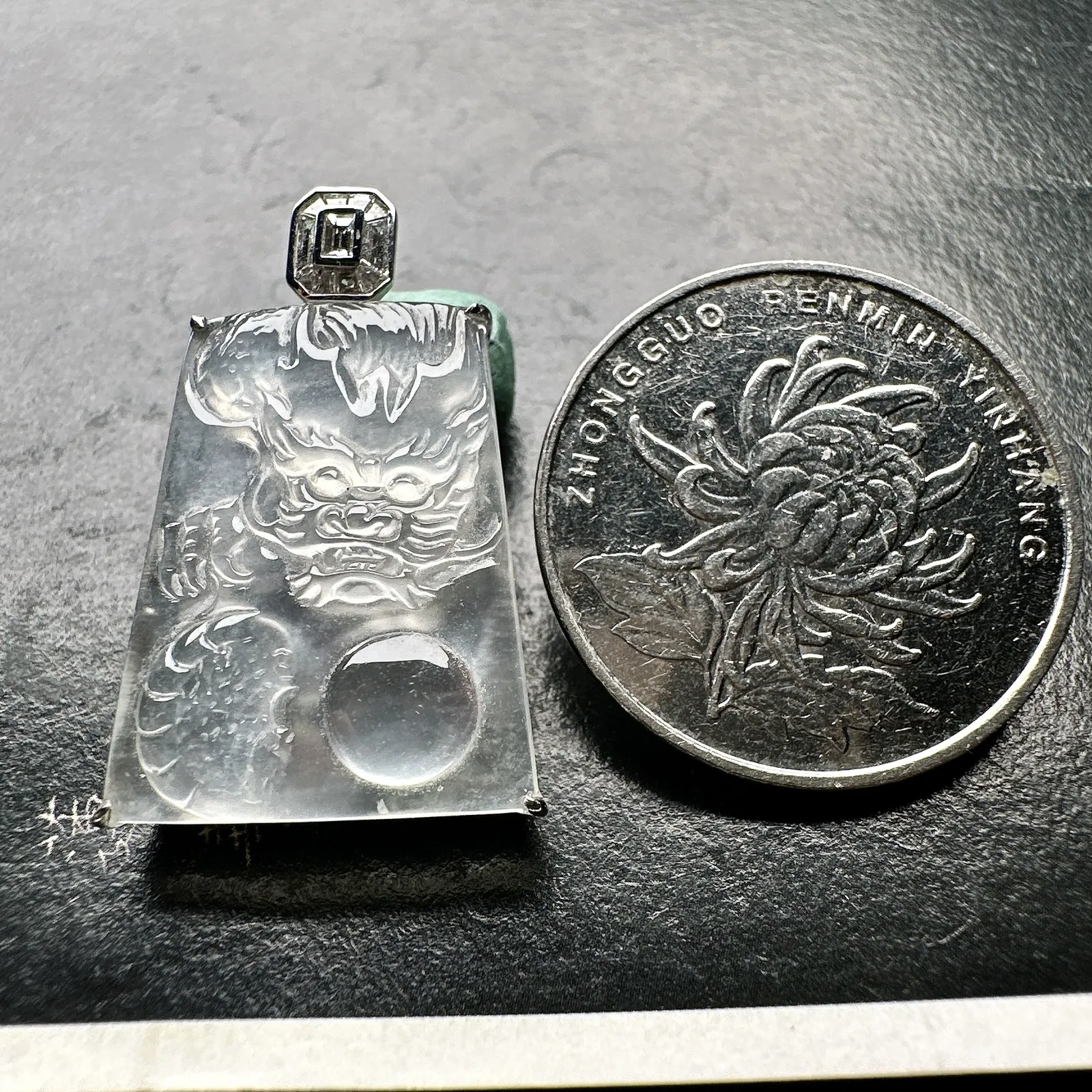 【冰种龙牌】冰润细腻，冰感好，质地很不错。雕工精细，佩戴效果好，18k金钻镶嵌，裸石尺寸22.5*18*3.4毫米