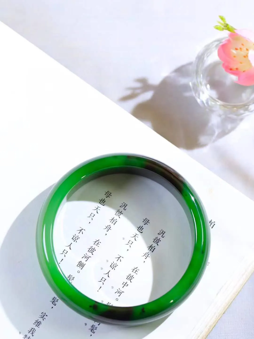 （温柔雅致.手镯）

收藏传家级臻品️和田玉碧玉手镯。镯型饱满，温润细腻，脂润沁香。️执一卷书，沏一盏茶，着一袭裙，戴一只镯。淡淡浅笺，素心若兰，静赏玉中诗画。悠悠岁月，芊手轻摘，盛满诗样芳华。重75克   尺寸62-17-8mm    FDA-321051400