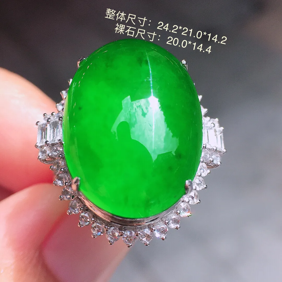 阳绿蛋面戒指，色泽均匀艳丽，玉质细腻，荧光感超
强，饱满圆润，尽显优雅气质，18k
金豪华镶嵌