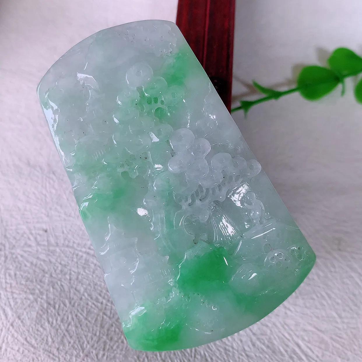 自然光实拍，冰润飘绿山水牌吊坠，翡翠山水，立体生动形象，山水素材布局合理，意境感佳，佩戴上身效果更高贵 #57.13